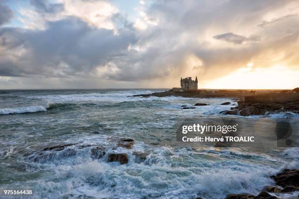 quiberon castle on sea shore, quiberon, brittany, france - キブロン ストックフォトと画像