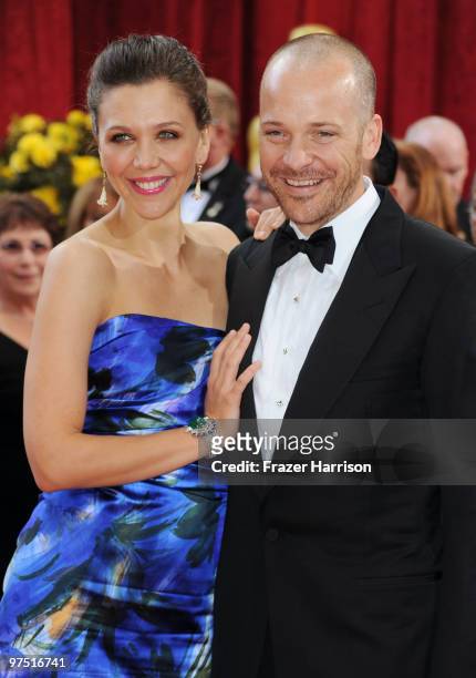 Actors Maggie Gyllenhaal and Peter Sarsgaard arrive at the 82nd Annual Academy Awards held at Kodak Theatre on March 7, 2010 in Hollywood, California.