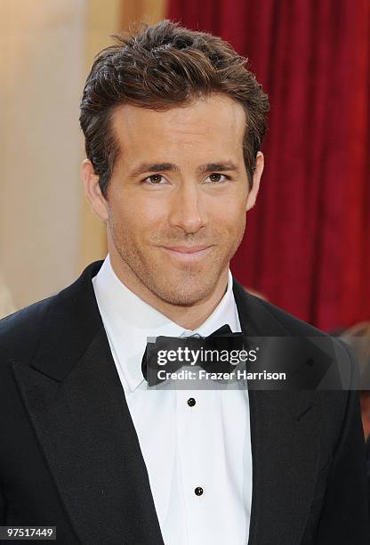 Actor Ryan Reynolds arrives at the 82nd Annual Academy Awards held at Kodak Theatre on March 7, 2010 in Hollywood, California.