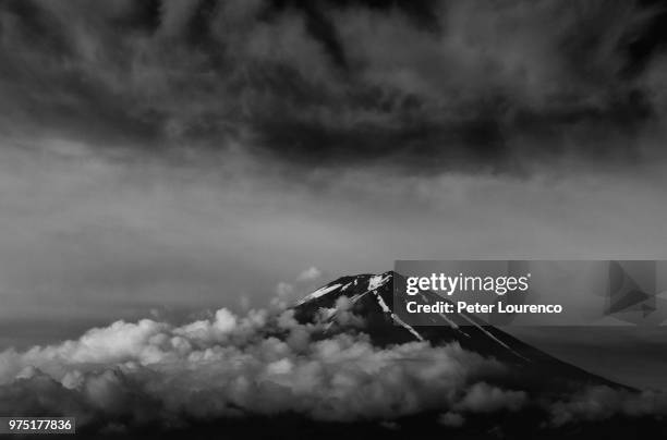 clouds over mountain - peter lourenco 個照片及圖片檔