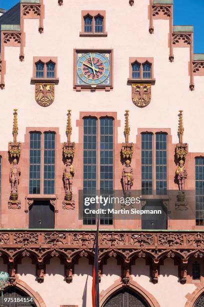 emperor statues and roemer balcony on the facade of the roemer building, roemerberg square, historic centre, frankfurt am main, hesse, germany - frankfurter römer stock-fotos und bilder