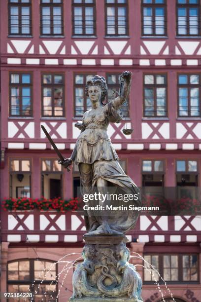 justitia fountain, gerechtigkeitsbrunnen or fountain of justice, roemerberg square, historic centre, frankfurt am main, hesse, germany - frankfurter römer stock-fotos und bilder