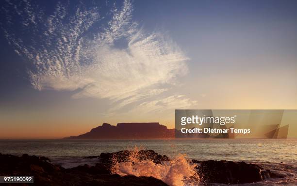 table mountain with clouds, cape town, south africa - dietmar temps stock-fotos und bilder