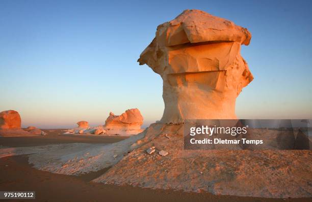 bizarre rock formation in white desert, egypt - dietmar temps stock-fotos und bilder