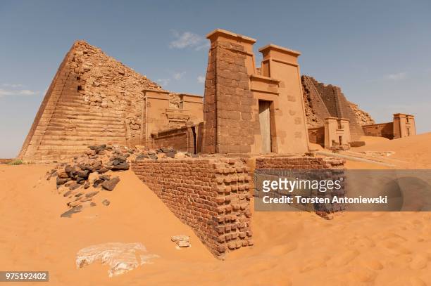 the tomb of queen shanakdakhete, pyramids of the north cemetery of meroe, nubia, nahr an-nil, nubian desert, sudan - meroe bildbanksfoton och bilder