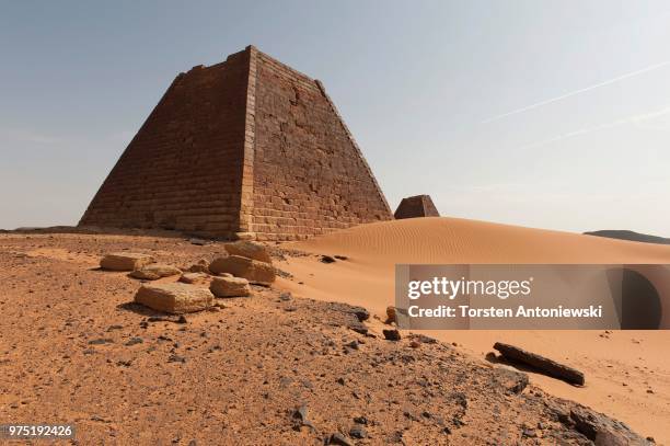 the tomb of queen shanakdakhete, pyramids of the north cemetery of meroe, nubian desert, nubia, nahr an-nil, sudan - meroe bildbanksfoton och bilder