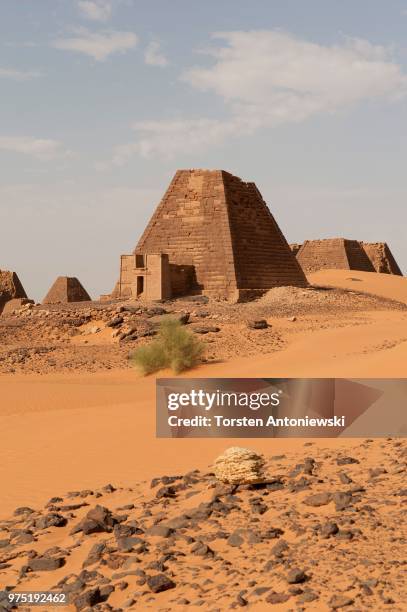 pyramids of the northern cemetery of meroe, nubian desert, nubia, nahr an-nil, sudan - meroe stock pictures, royalty-free photos & images