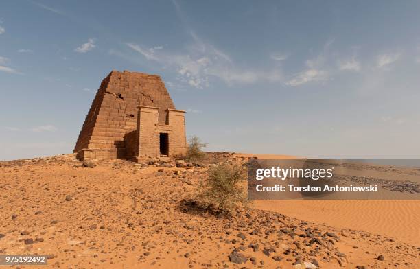 pyramid of queen natakamani, pyramids of the northern cemetery of meroe, nubian desert, nubia, nahr an-nil, sudan - meroe stock pictures, royalty-free photos & images