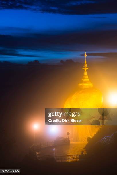 illuminated golden rock at night with kyaiktiyo pagoda, kyaikto, thaton district, mon state, myanmar - kyaikto stock pictures, royalty-free photos & images