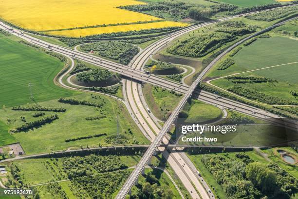 german federal highways 4 and 71, erfurter kreuz interchange, ice high-speed railway line berlin-munich, opened in 2015, part of the transport project deutsche einheit, ichtershausen, thuringia, germany - einheit stockfoto's en -beelden