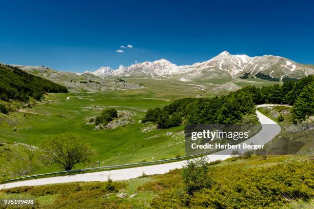 campo imperatore, parco nazionale del gran sasso e monti della laga, abruzzo, italy - parco nazionale del gran sasso e monti della laga stock pictures, royalty-free photos & images