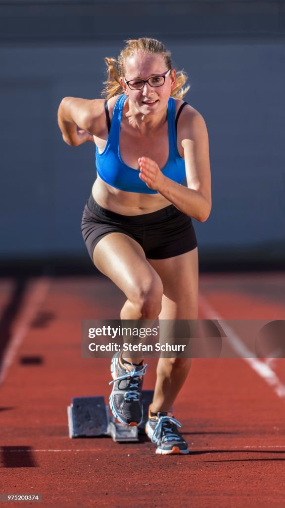 Young woman, 18 years, sprint start