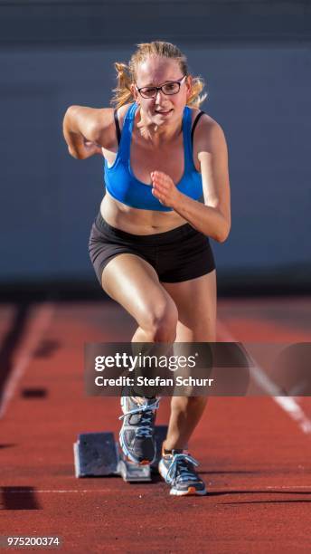 young woman, 18 years, sprint start - 18 19 years photos foto e immagini stock