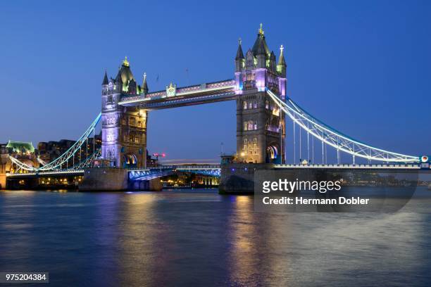 tower bridge illuminated at night, thames, london, england, united kingdom - bascule bridge stock pictures, royalty-free photos & images