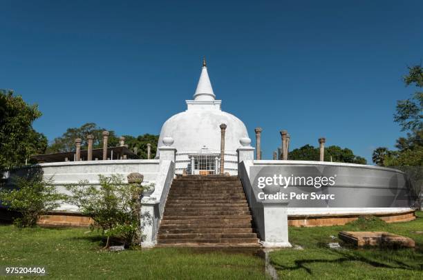 lankaramaya dagoba, lankarama stupa, anuradhapura, sri lanka - theravada fotografías e imágenes de stock