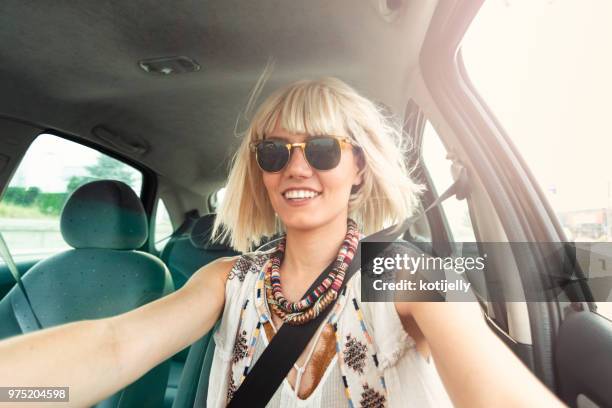 blonde junge frau in einem roadtrip - bijoux or stock-fotos und bilder