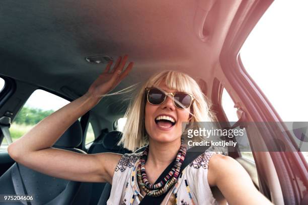mujer joven rubia en un viaje por carretera - bijou fotografías e imágenes de stock