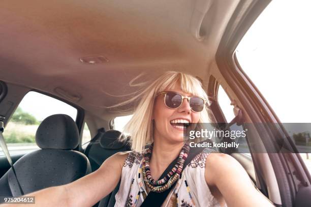 blonde junge frau in einem roadtrip - bijoux or stock-fotos und bilder