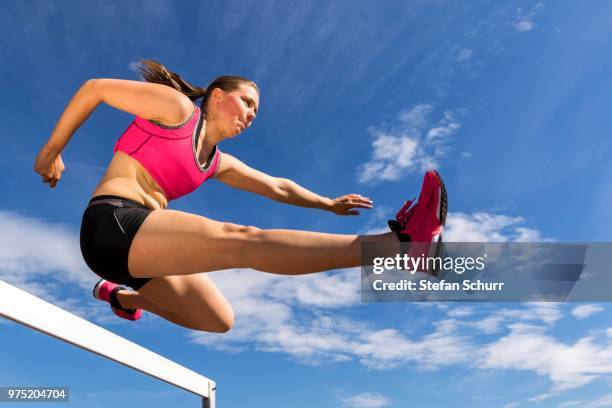 young woman, 20 years, hurdling - 20 24 years stock-fotos und bilder