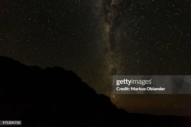 milky way above the namib-naukluft national park, namibia - namibia sternenhimmel stock-fotos und bilder