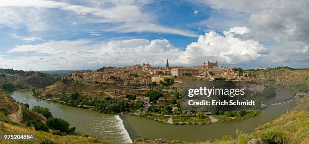 panorama with rio tajo, toledo, la mancha, spanien - spanien stock pictures, royalty-free photos & images