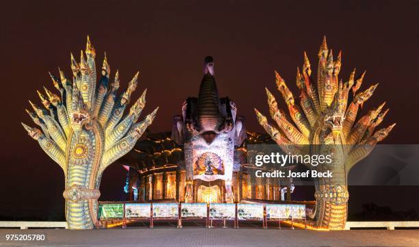 bridge of the two naga kings to the elephant temple thep wittayakhom vihara, wittayakom, at night, wat baan rai, korat, nakhon ratchasima province, isaan, isan, thailand - putzen stockfoto's en -beelden