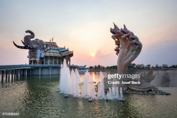 seven-headed naga serpent and fountain in front of the elephant temple thep wittayakhom vihara, wittayakom, dusk, wat baan rai, korat, nakhon ratchasima province, isaan, isan, thailand - putzen stockfoto's en -beelden