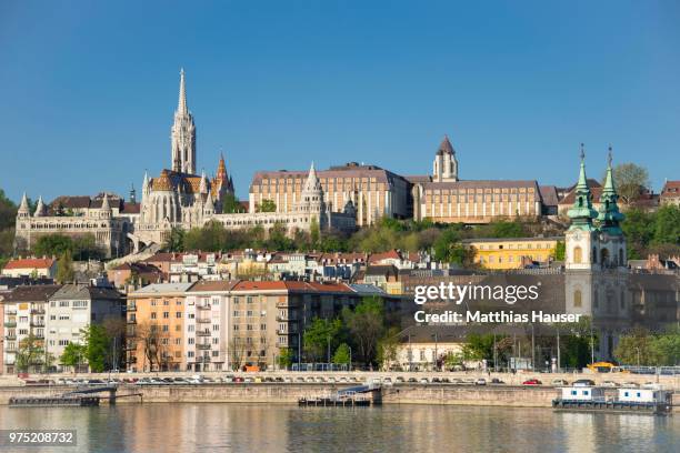 fisherman's bastion, matthias church and hilton hotel, budapest, hungary - fiskarbastionen bildbanksfoton och bilder