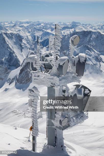 transmission tower against the alps, zugspitze, upper bavaria, bavaria, germany - região de werdenfelser imagens e fotografias de stock