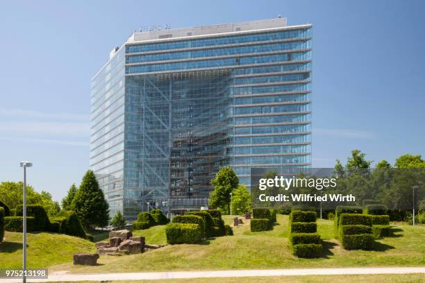 city gate, seat of the north rhine-westphalia state chancellery and the prime minister, duesseldorf, rhineland, north rhine-westphalia, germany - porta da cidade imagens e fotografias de stock