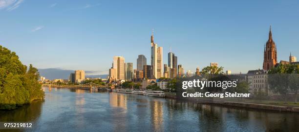 skyline with eiserner steg pedestrian bridge, frankfurt, hesse, germany - europa tower - fotografias e filmes do acervo