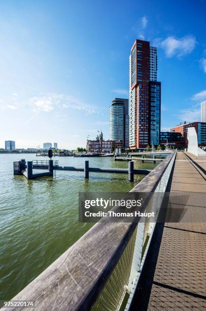 modern architecture by the nieuwe maas river, district of feijenoord, rotterdam, holland, the netherlands - rio nieuwe maas fotografías e imágenes de stock