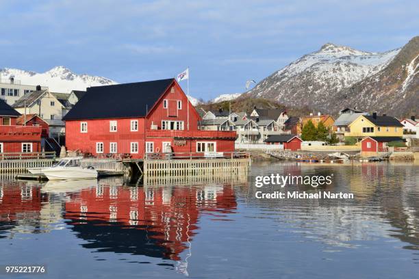 houses by the harbor, mountains behind, svolvaer, austvagoey island, lofoten, nordland, norway - austvagoy stock-fotos und bilder