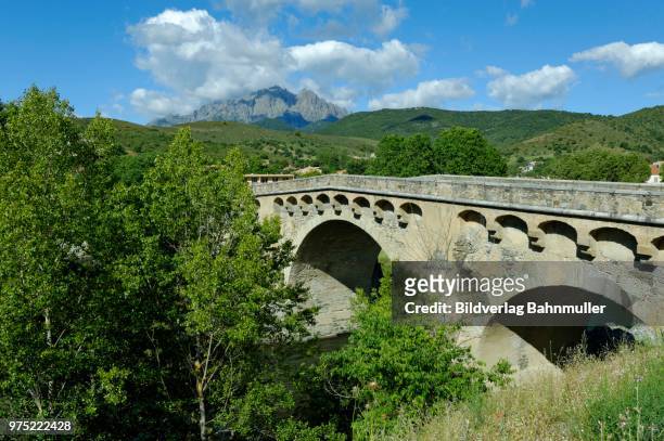 old bridge over the river golo, ponte leccia, in morosaglia du vallee du golo, balagne, haute-corse, north coast, corsica, france - balagne stock pictures, royalty-free photos & images