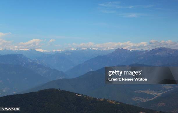 himalayas at dochula pass - dochula pass bildbanksfoton och bilder