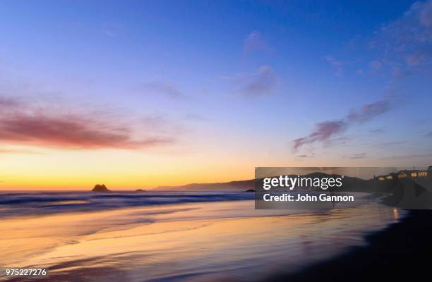 sunset at beach with hill an illuminated house, cayucos, california, usa - cayucos 個照片及圖片檔