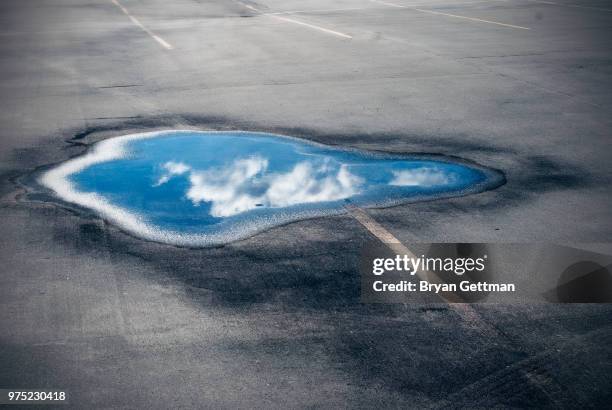 puddle on the road - puddle foto e immagini stock