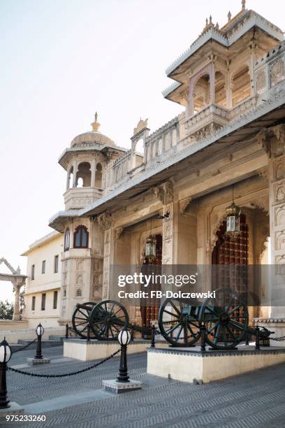 city palace, maharaja palace, gatehouse with cannons, entrance, udaipur, rajasthan, india - maharaja palace stock pictures, royalty-free photos & images