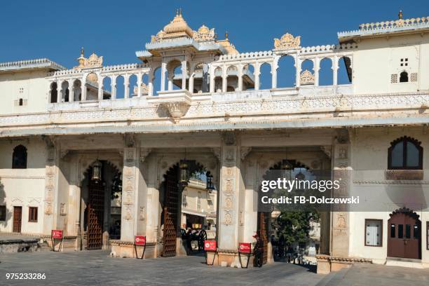 city palace, maharaja palace, gatehouse, entrance, udaipur, rajasthan, india - maharaja palace stock pictures, royalty-free photos & images