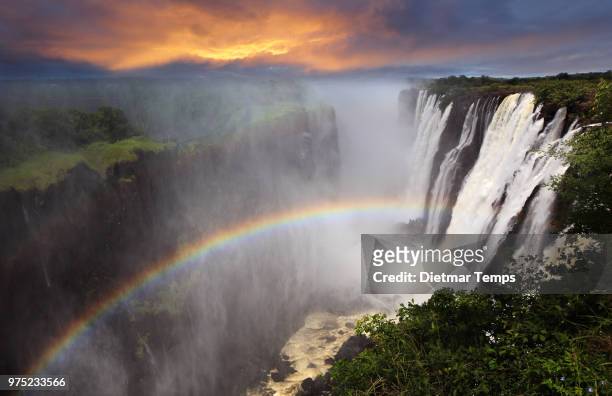 victoria falls sunset with rainbow, zambia - dietmar temps stock-fotos und bilder