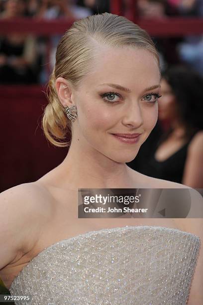 Actress Amanda Seyfried arrives at the 82nd Annual Academy Awards held at Kodak Theatre on March 7, 2010 in Hollywood, California.