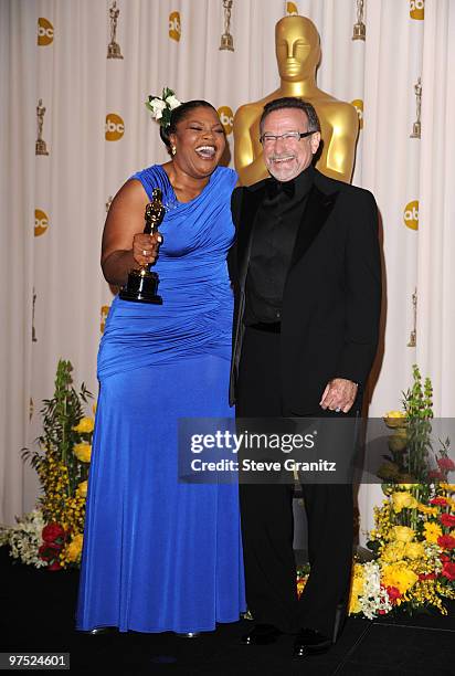 Actress Mo'Nique and Robin Williams pose in the press room at the 82nd Annual Academy Awards held at the Kodak Theatre on March 7, 2010 in Hollywood,...