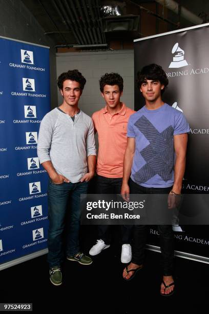 Nick Jonas, Kevin Jonas and Joe Jonas pose backstage after participating in the SoundCheck with the Jonas Brothers & Jordin Sparks hosted by the...