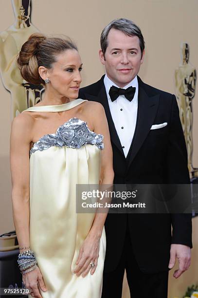 Actress Sarah Jessica Parker and husband actor Matthew Broderick arrive at the 82nd Annual Academy Awards held at Kodak Theatre on March 7, 2010 in...