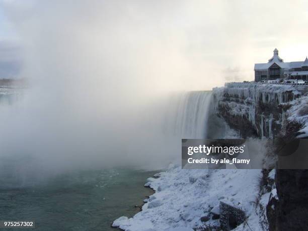 niagara falls, canada - january 1, 2008: niagara falls, mist rising covering the falls from sight - natale stockfoto's en -beelden