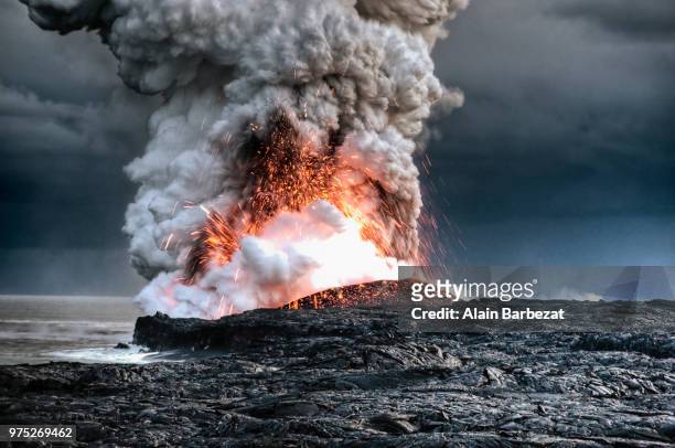 a volcanic eruption in hawaii. - 噴出 ストックフォトと画像