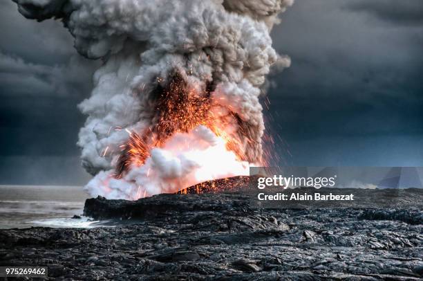 a volcanic eruption in hawaii. - volcano 個照片及圖片檔