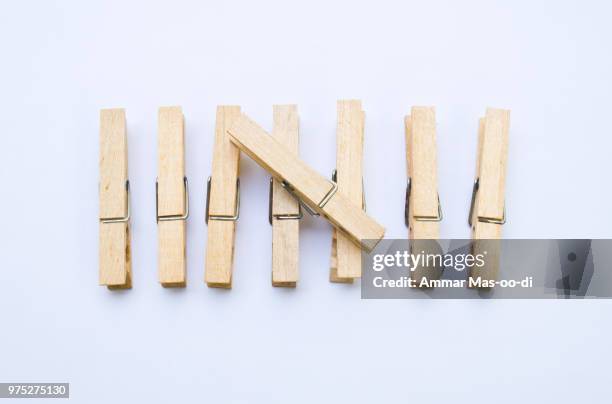 wooden clothes clips isolated on white back ground - stimmwirbel stock-fotos und bilder