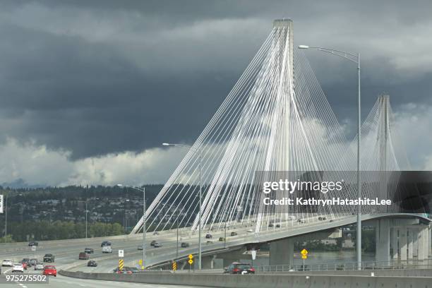 port mann bridge a metro vancouver, canada, in primavera - autostrada transcanadese foto e immagini stock