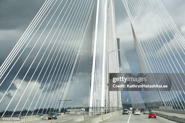 traffico sul port mann bridge nella metropolitana di vancouver - autostrada transcanadese foto e immagini stock